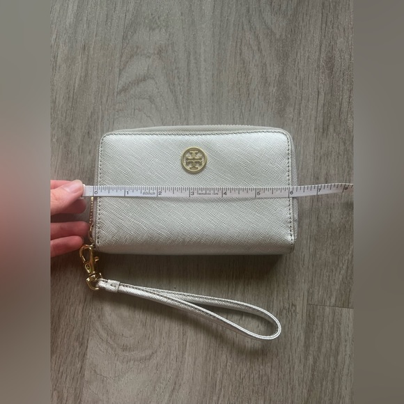 Tory Burch Metallic Silver Wristlet / Wallet with Gold Hardwire - Picture 4 of 13